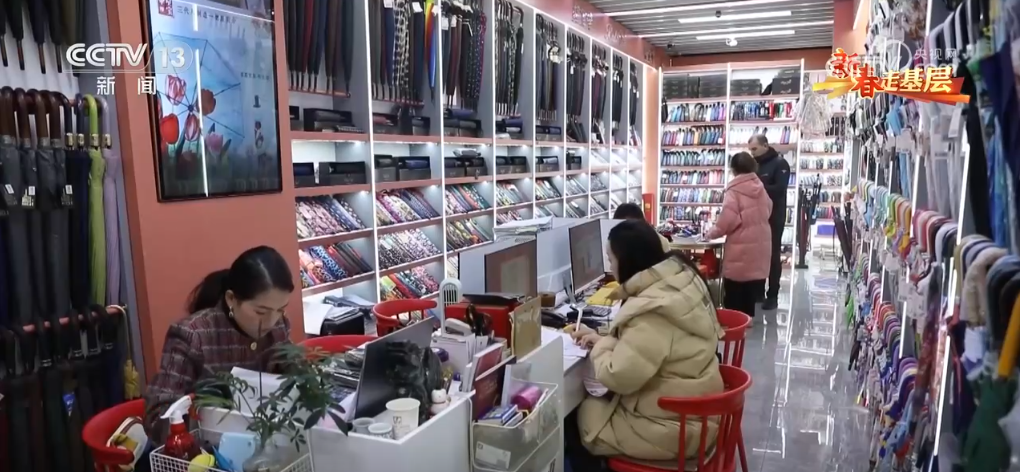 拳”凝聚合力 “品牌出海”成为义乌热词冰球突破正规网站新春走基层 “攥指成(图2)