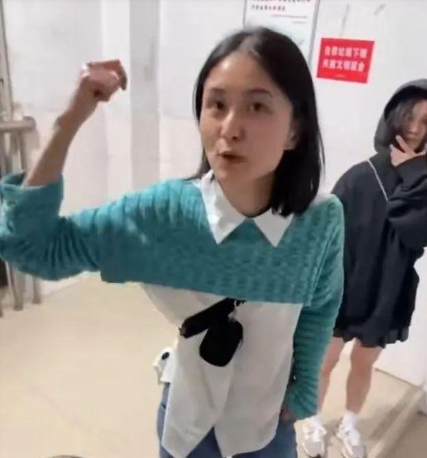 子身材纤瘦高挑大眼睛性格豪爽同是老师冰球突破正规网站教授出轨学生后续：妻(图3)